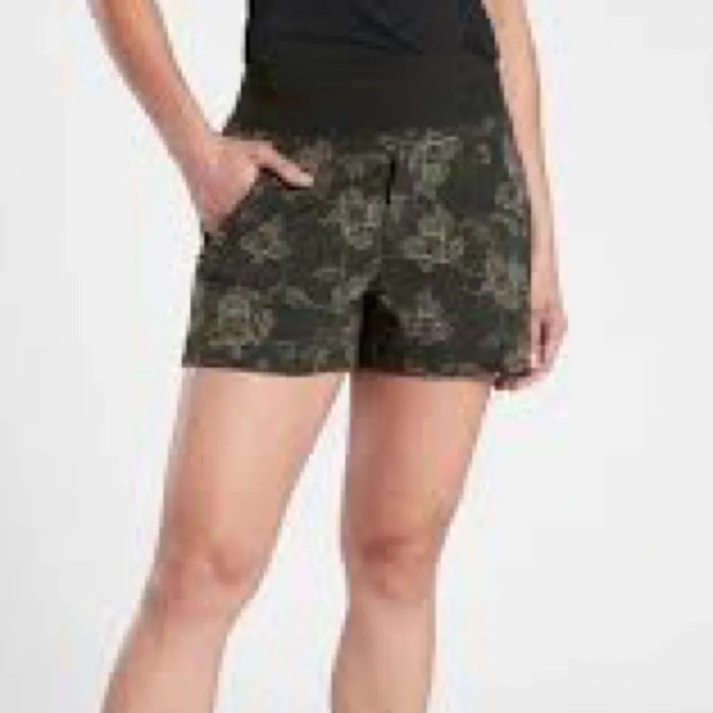 Athleta Trekkie North Printed Short in Terra Firma Olive - Size 18